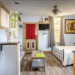 Cozy & Private Studio Guesthouse Near Downtown