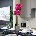 Spacious 2Br W Gym, Parking Near Rvrwalk & Dome