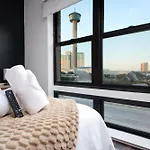 2Br Getaway W Gym, Parking Near Rvrwalk & Dome