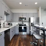 Modern 2Br Retreat W Gym Parking Nr Rvrwalk & Dome