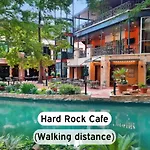 Chic 2Br W Gym, Parking Near Rvrwalk & Dome