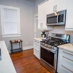 Chic Downtown Farmhouse With Garden And Bbq Grill