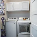 Chic Downtown Farmhouse With Garden And Bbq Grill