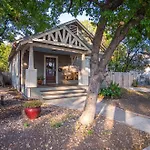Chic Downtown Farmhouse With Garden And Bbq Grill