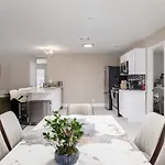 12510 Stunning 4Br With Stylish Design