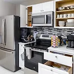 12510 Stunning 4Br With Stylish Design