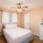 Backyard, Garage, Free Parking, Near Medical Center