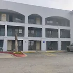 Hallmark Inn And Suites
