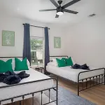 Vibrant 4Br3Ba Oasis Near Happy Downtown