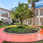 Howard Johnson By Wyndham San Antonio Hotel & Suites