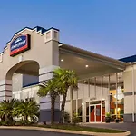 Howard Johnson By Wyndham San Antonio Hotel & Suites