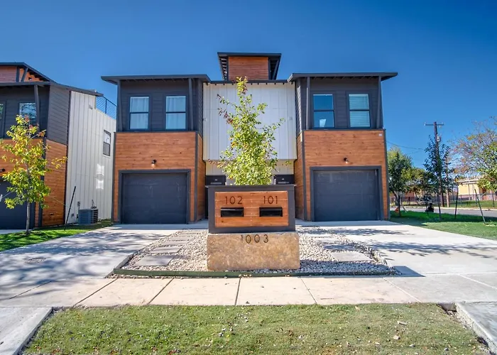 Spectacular 3 Bedroom Plus 2 And A Half Ba Apt Near Downtown
