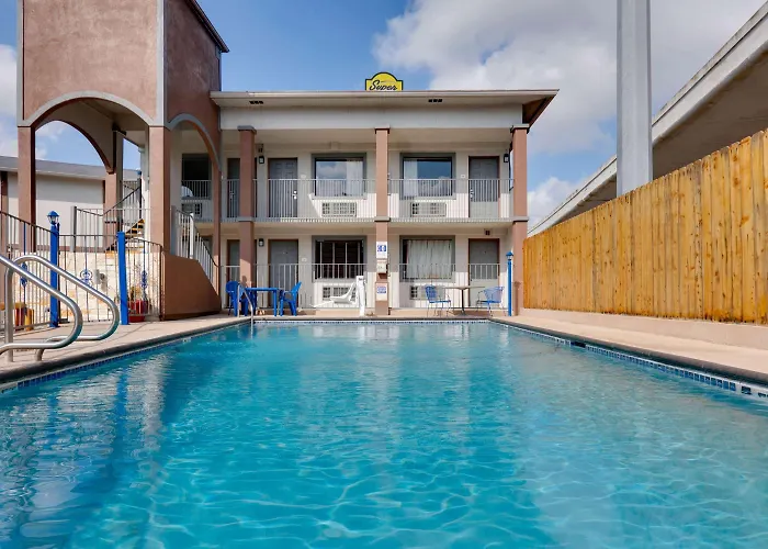 Super 8 By Wyndham San Antonio Pearl District Downtown