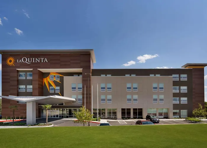 La Quinta Inn & Suites By Wyndham San Antonio Seaworld Lafb