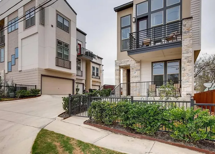 Fam Friendly 5 Bed Home Blocks To Pearl/Riverwalk!