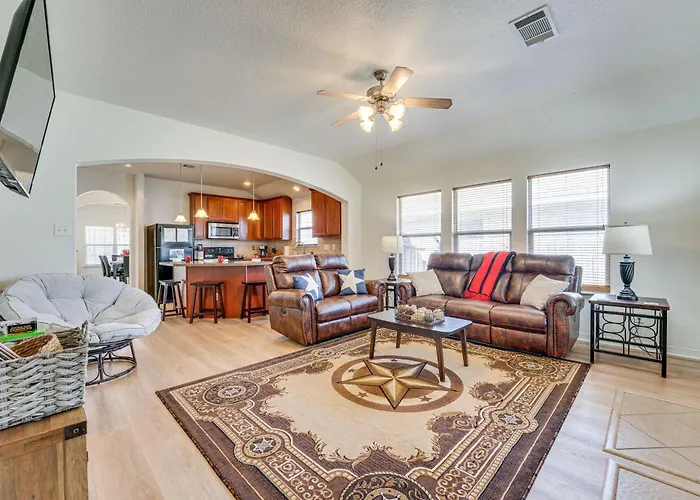 San Antonio Home With Game Room, 9 Mi To Seaworld!