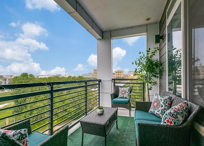 Beautiful Condo On Riverwalk W King Ste Free Parking Pet Friendly Centrally Located On The Riverwalk