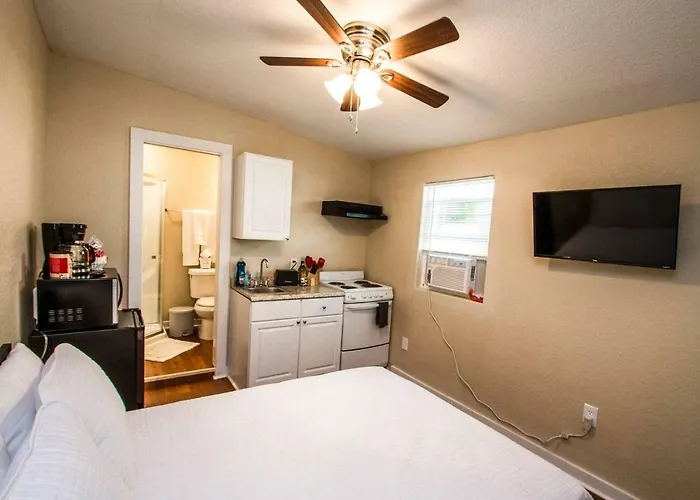 Remodeled Studio Near Downtown