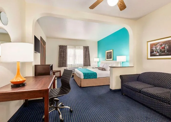Howard Johnson By Wyndham San Antonio Hotel & Suites