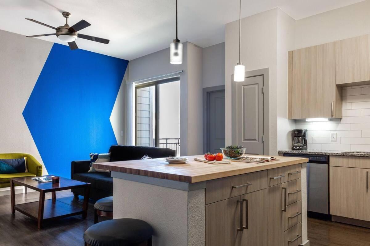 Holiday home Black Swan - Rivera On Broadway - Free Parking San Antonio