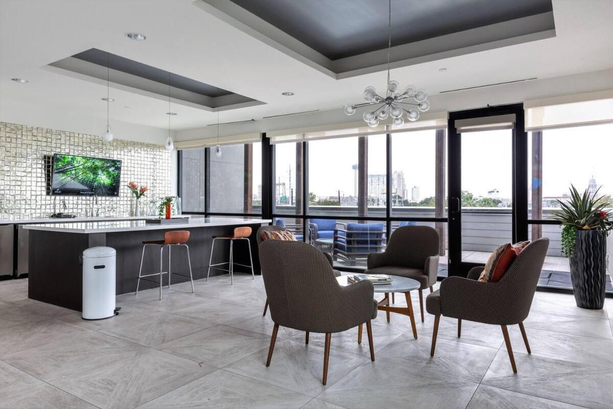 Black Swan - Rivera On Broadway - Free Parking Holiday home San Antonio
