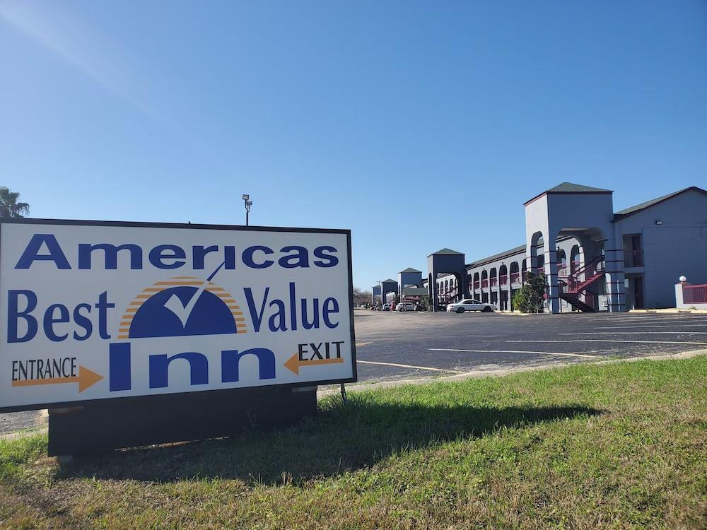 Hotel Americas Value - At&t Center/fort Sam Houston 2*