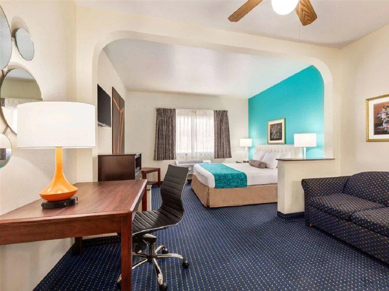 Howard Johnson By Wyndham & Hotel San Antonio