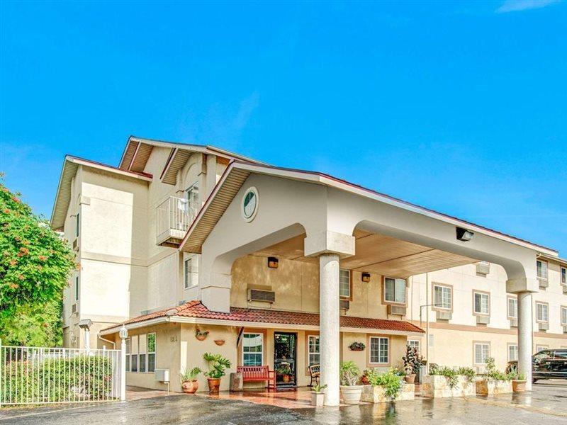 Super 8 By Wyndham San Antonio/fiesta Hotel San Antonio