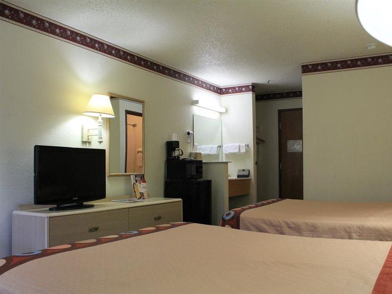 Super 8 By Wyndham San Antonio/fiesta Hotel 2*