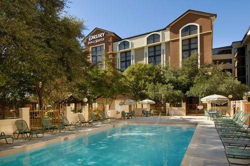 Drury Plaza Airport 3*