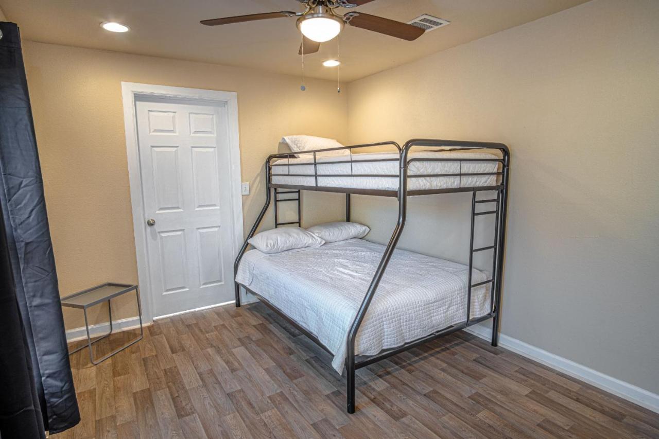 Holiday home 3b 2ba Near Downtown 2 Min Atandt Center *