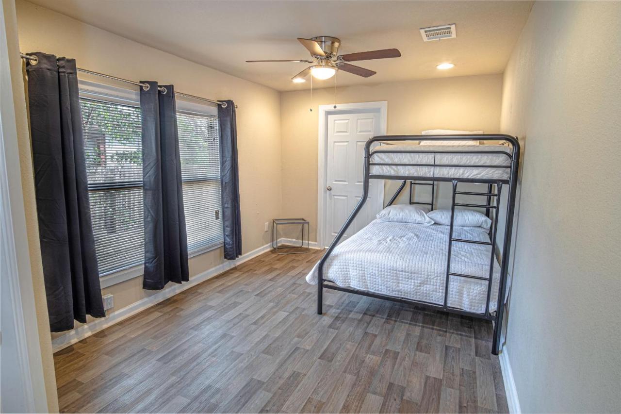 3b 2ba Near Downtown 2 Min Atandt Center Holiday home San Antonio