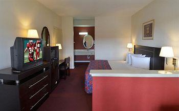 Hometowne By Red Roof E - Frost Bank Center Motel 2*