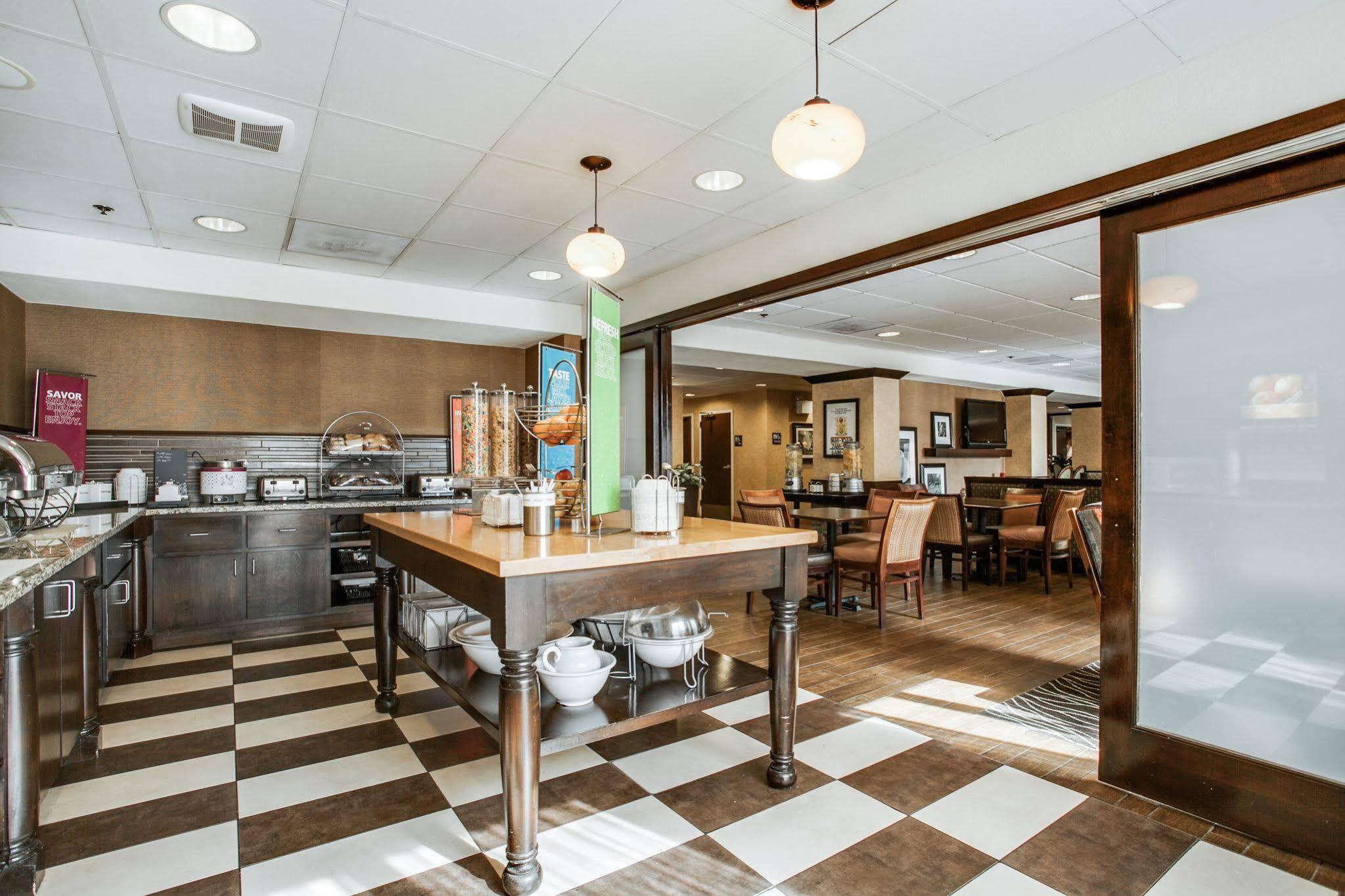 Hampton Downtown 3*