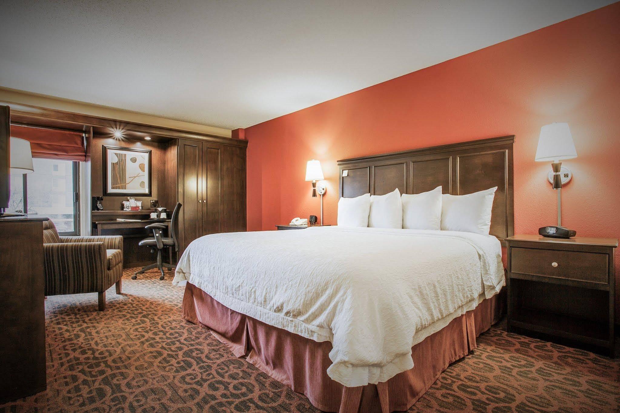 Hampton Downtown 3*