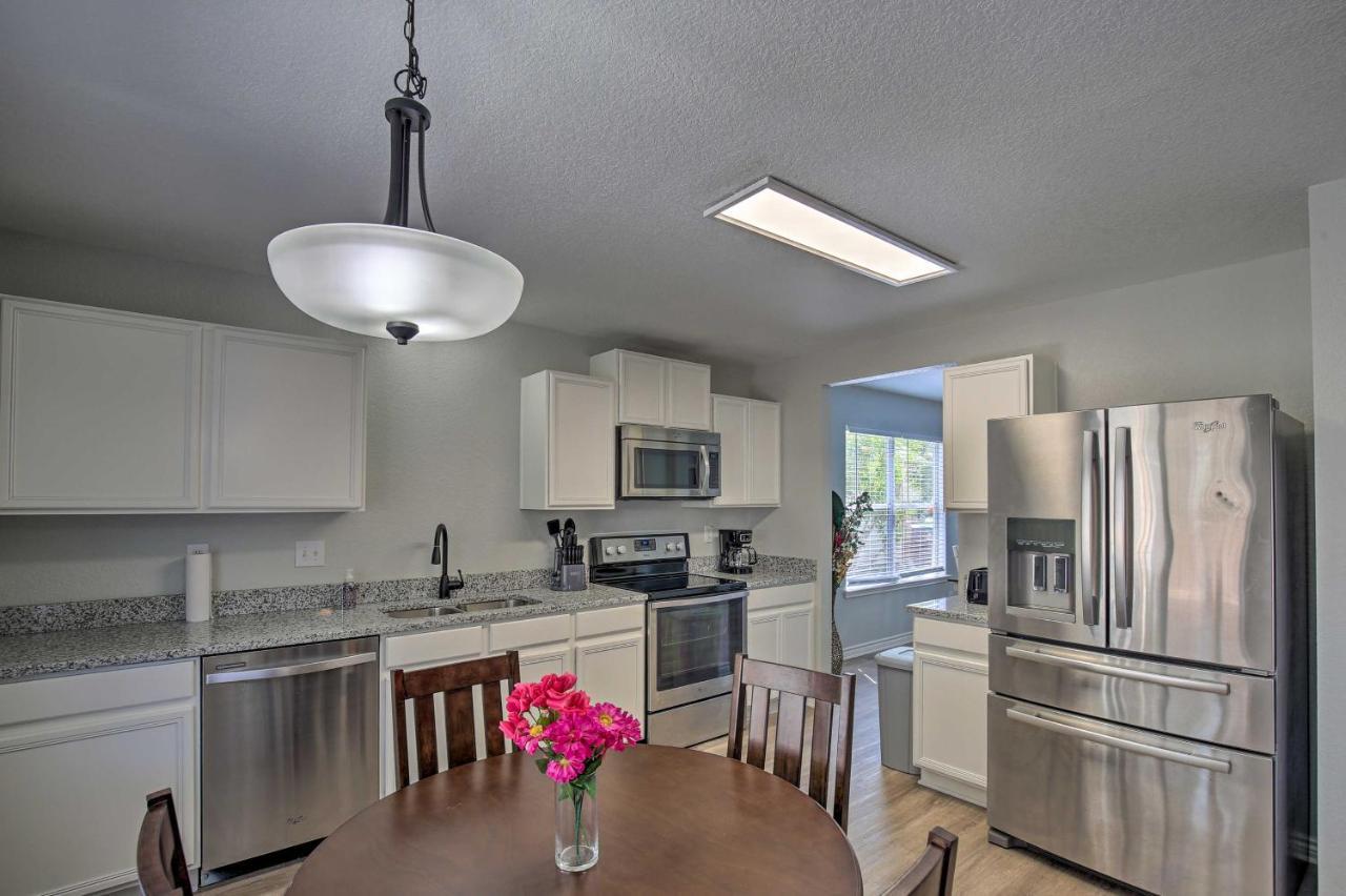 Spacious About 9 Miles To Usta! San Antonio