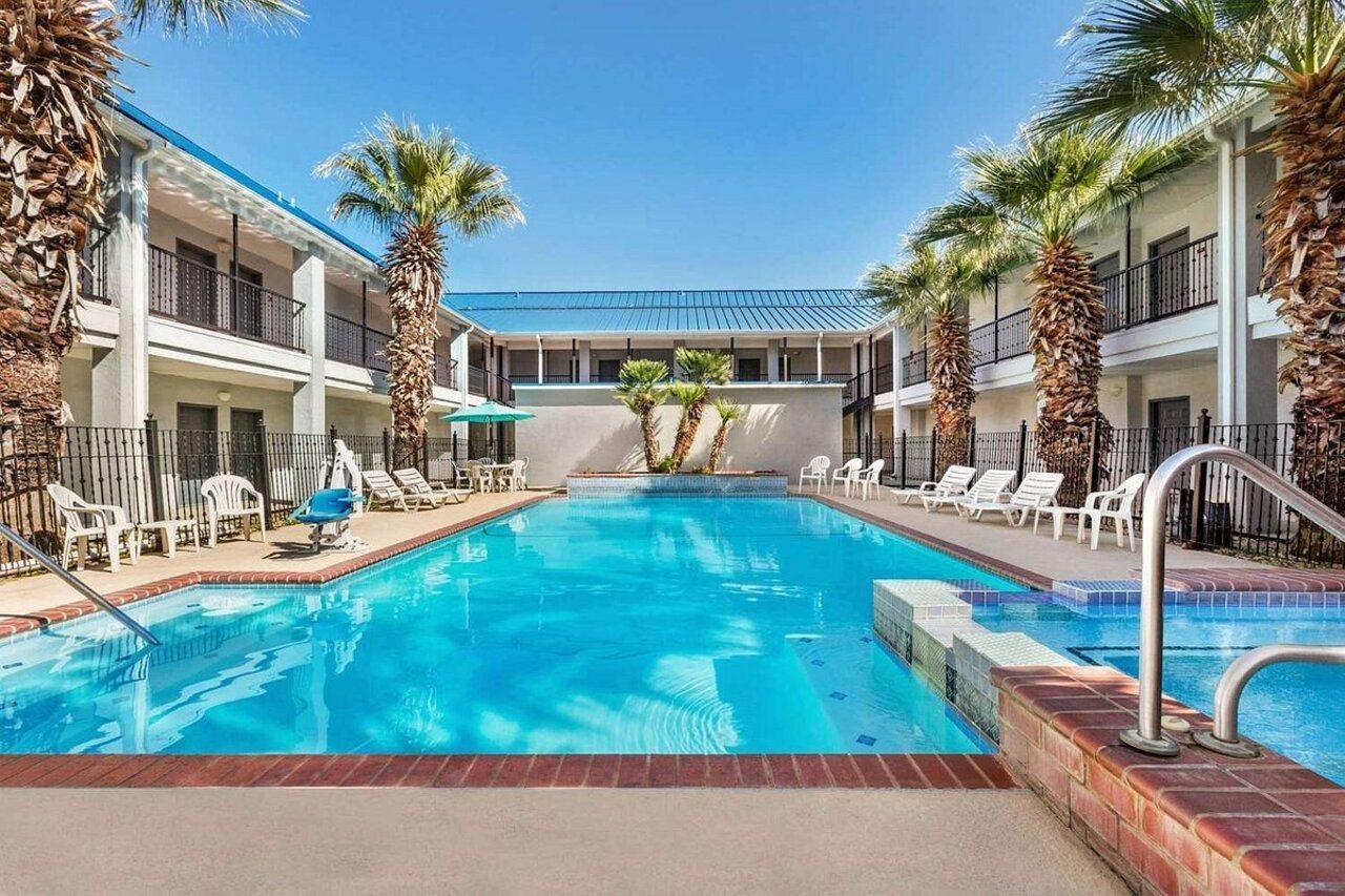 Howard Johnson By Wyndham &