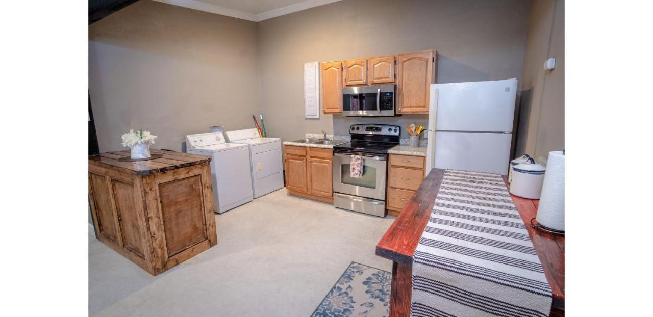 Florida #b St Near Downtown With Amenities *