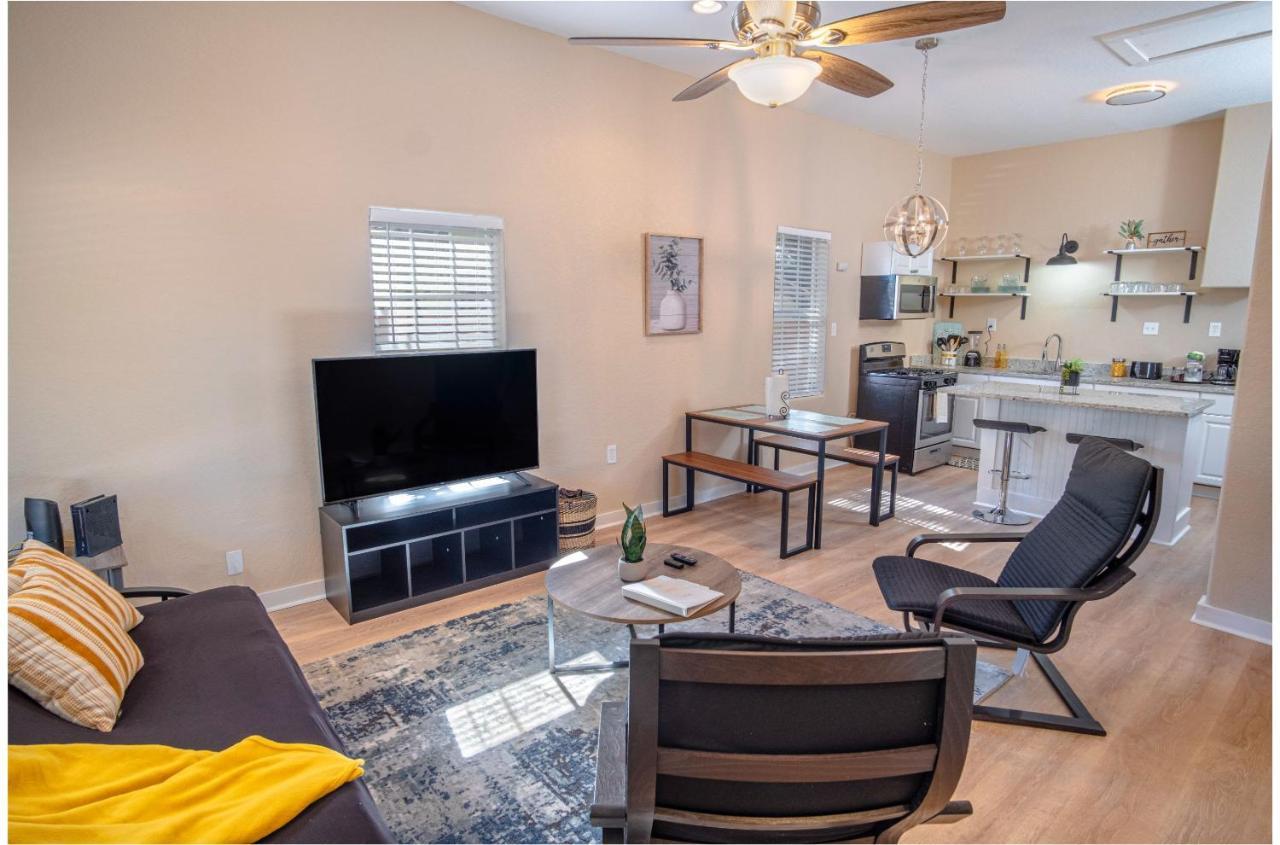 3 Br1 Ba Remodeled Near Downtown