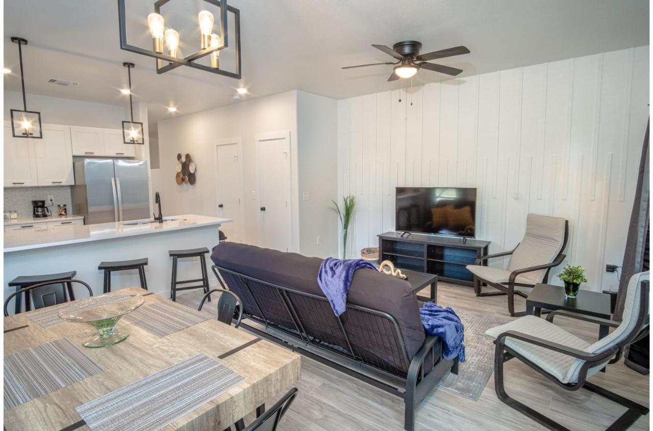 Spectacular 3 Bedroom 2 And A Half Ba Near Downtown *