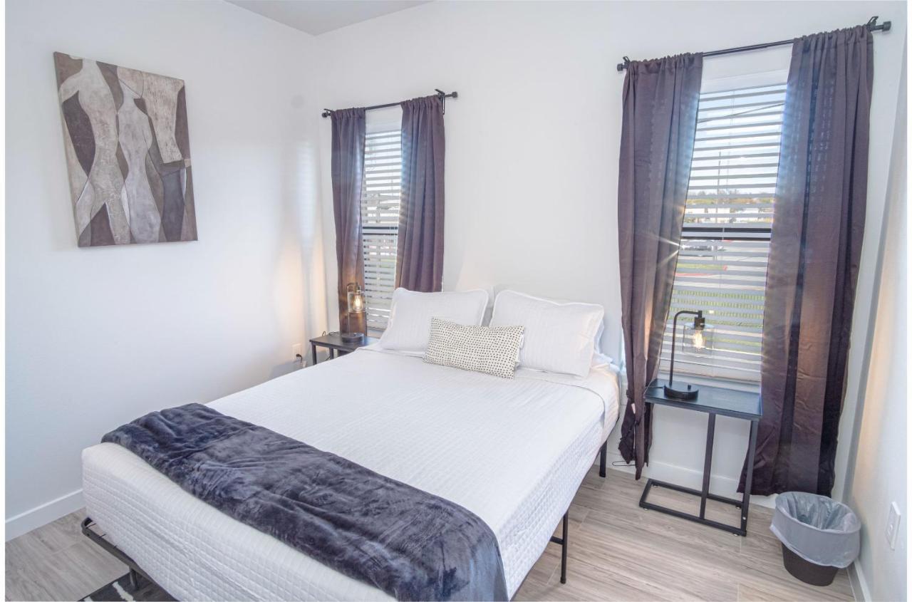 Spectacular 3 Bedroom 2 And A Half Ba Near Downtown * San Antonio