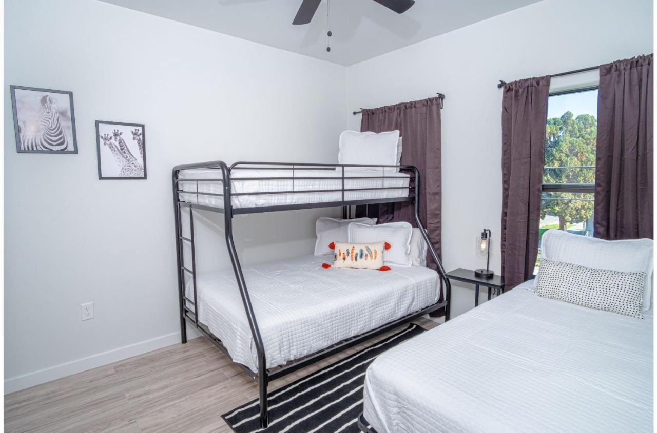 Spectacular 3 Bedroom 2 And A Half Ba Near Downtown Apartment *