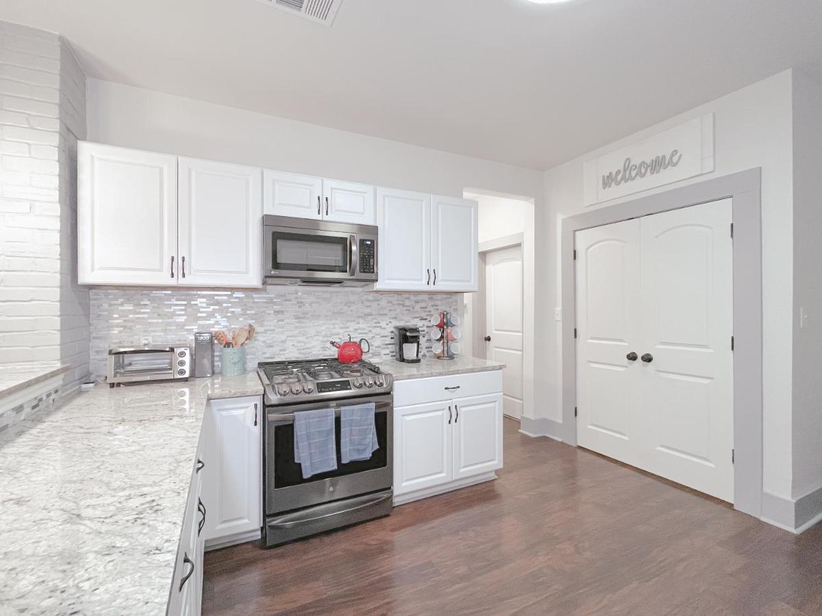 The Farmhouse - Family Friendly Downtown Holiday home