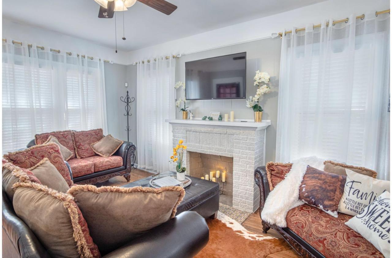 Stunning 3 Bedroom Near Dt Alamodome - Riverwalk Holiday home *