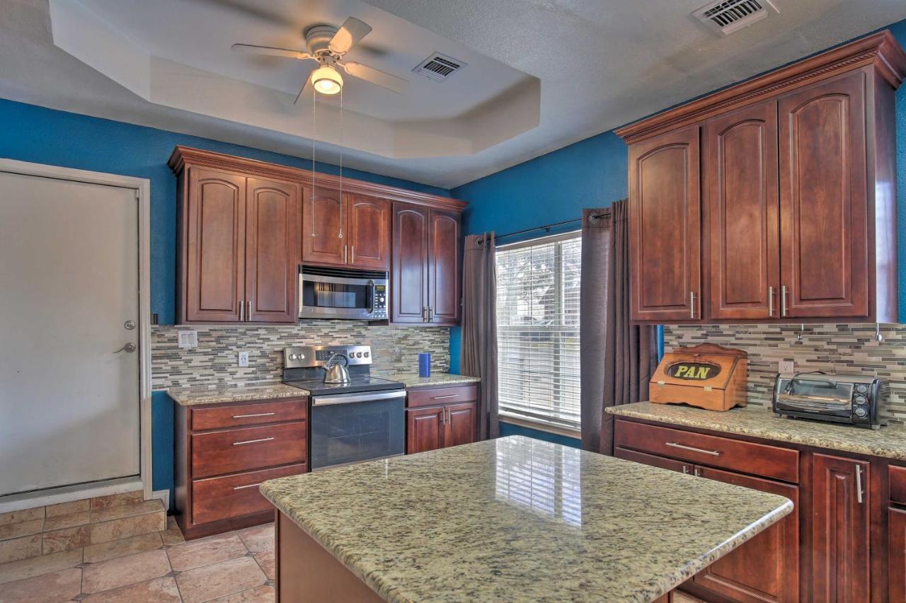 With Pool And Hot Tub Near Seaworld! Holiday home San Antonio