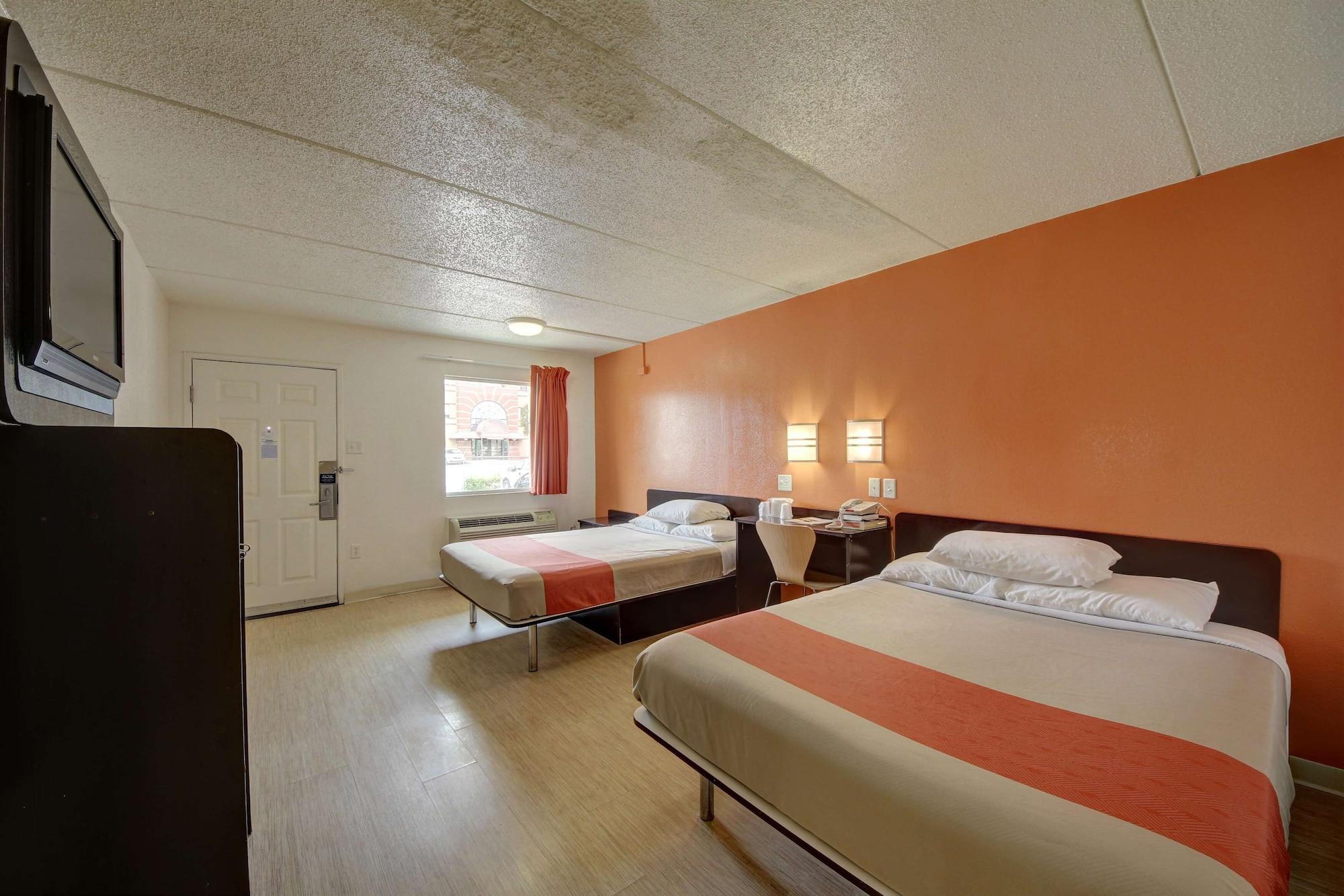 Hotel 6-san Antonio, Tx - Downtown - Market Square 2*