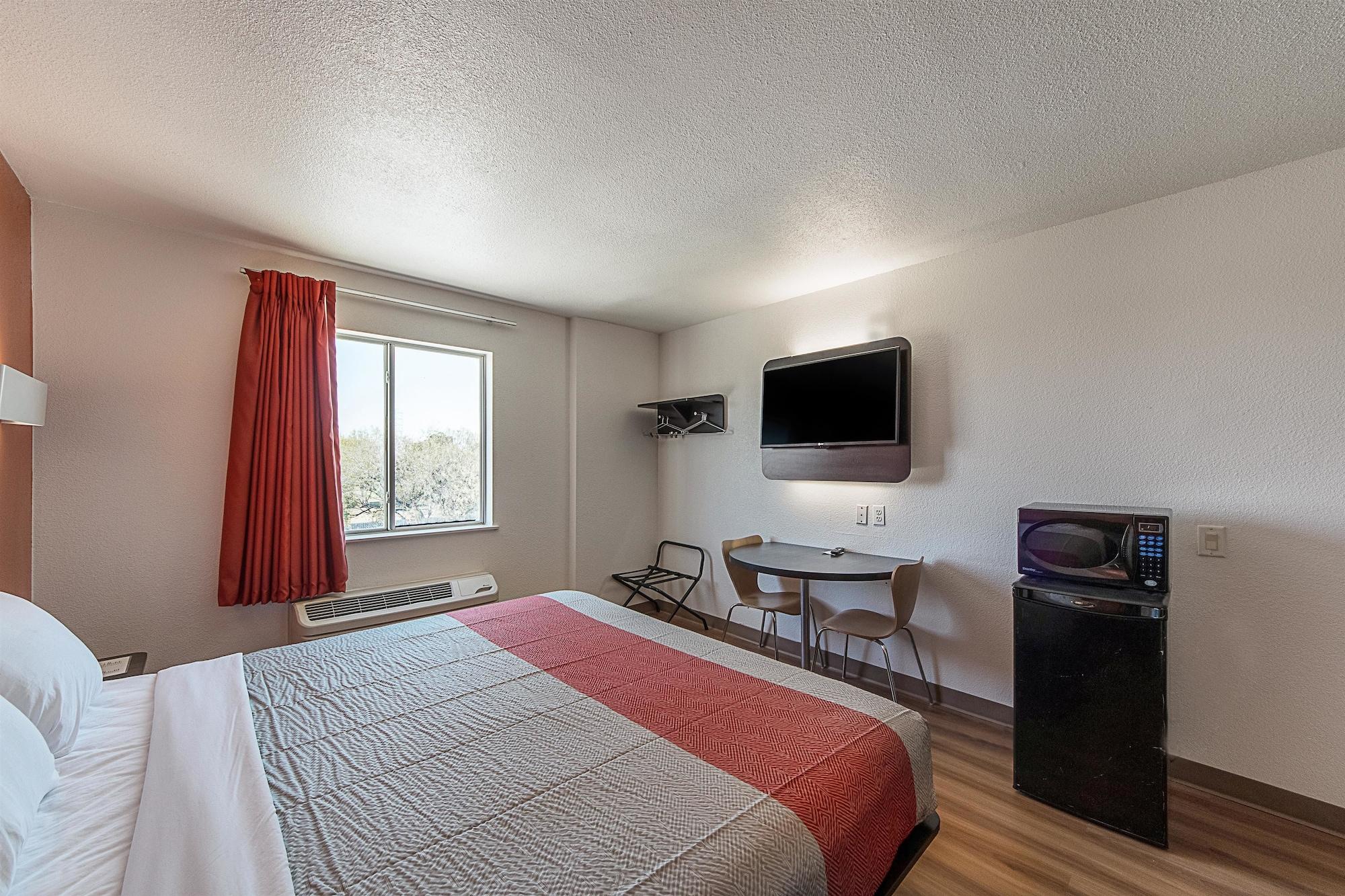 Hotel 6-san Antonio, Tx - Downtown - Alamo Dome