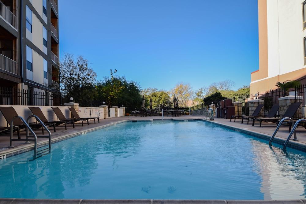Hyatt Place Riverwalk 3*