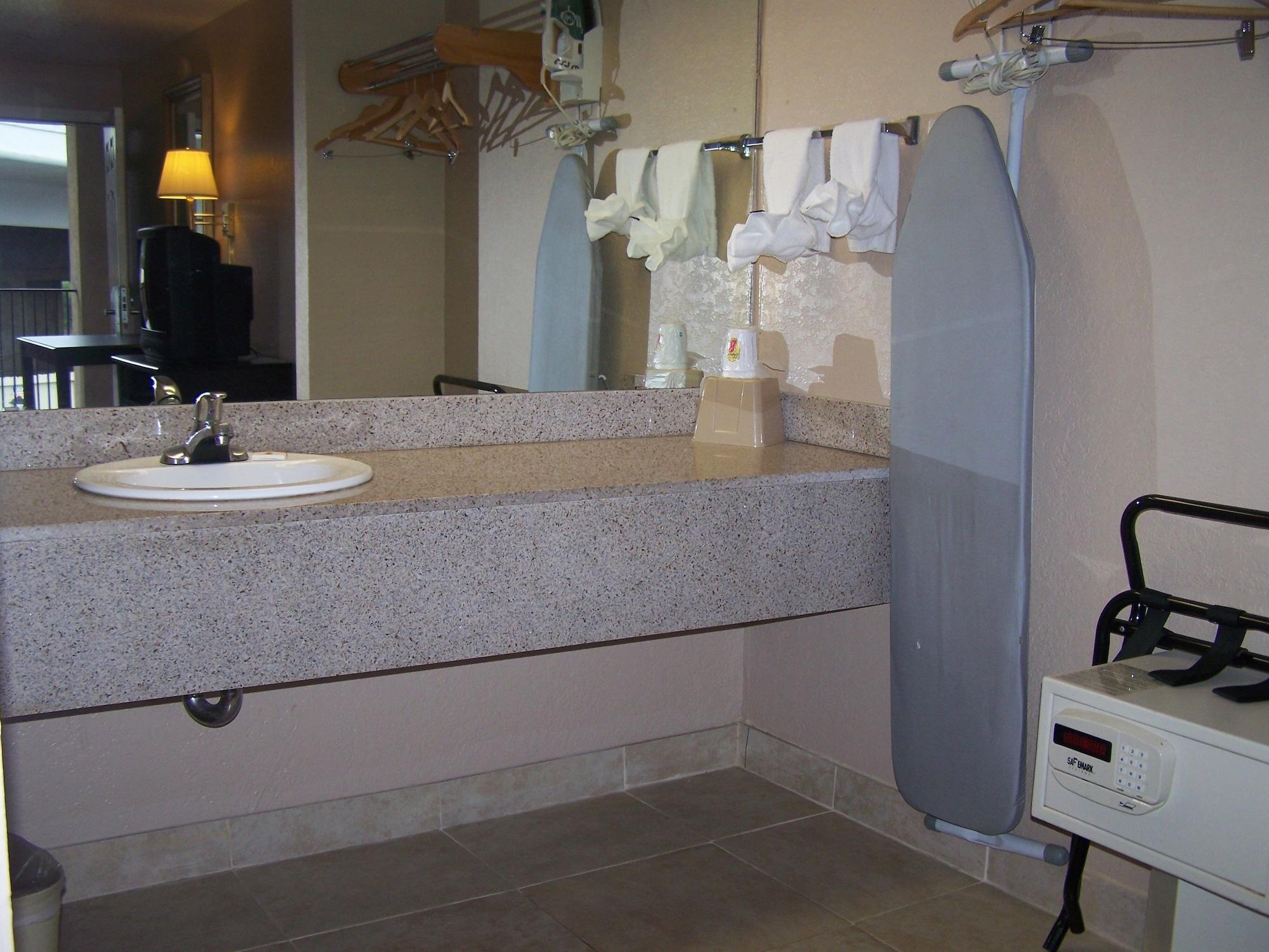 Super 8 By Wyndham Pearl District Downtown San Antonio