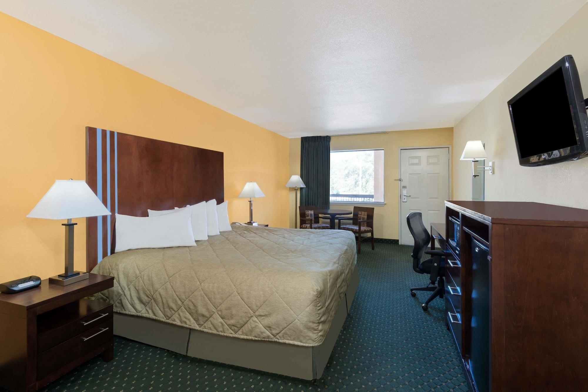 Hotel Ramada By Wyndham Near Seaworld - Lackland Afb 3*